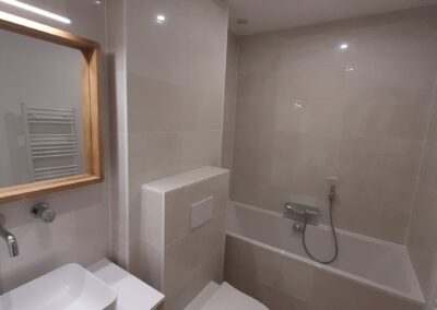 Création salle de bain en carrelage blanc - atmosphère travaux