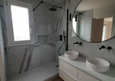Création salle de bain en carrelage blanc 2 - atmosphère travaux