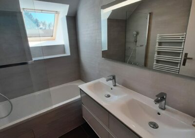 Création salle de bain avec fenêtre velux - atmosphère travaux