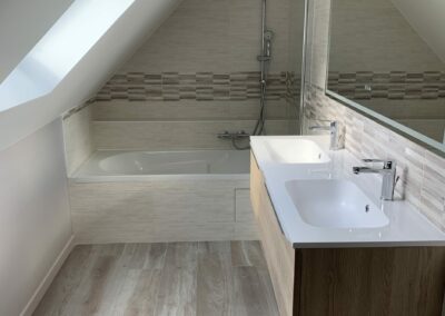 Réalisation de salle de bain en bois avec fenêtre velux - atmosphère travaux