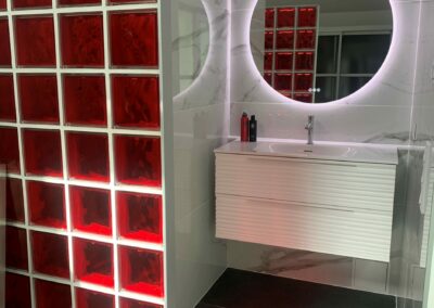 Création salle de bain carrelage blanc et verres rouges 1 - atmosphère travaux