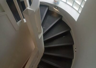 Escalier colimaçon blanc et noir - Atmosphère travaux