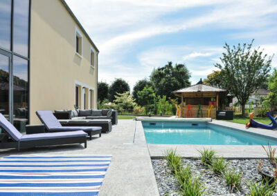 Terrasse avec piscine - atmosphère travaux