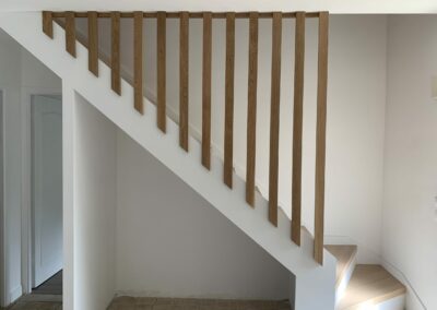 Escalier blanc en bois 1 - atmosphère travaux