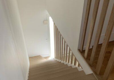 Escalier blanc en bois 2 - atmosphère travaux